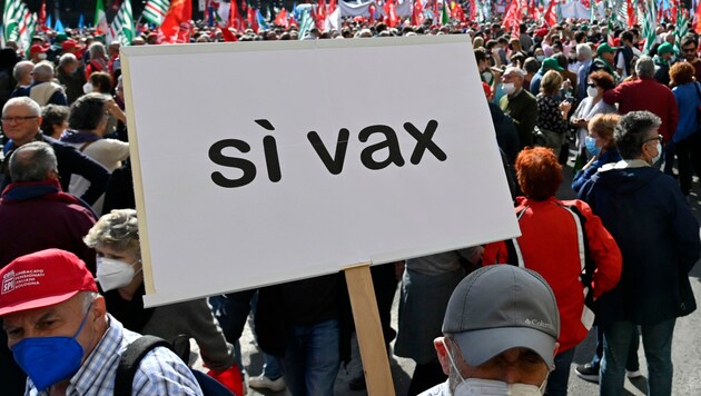 „Ja zur Impfung“ steht auf diesem Schild bei einer Demo gegen Corona-Leugner in Rom. (Bild: APA/AFP/Alberto PIZZOLI)