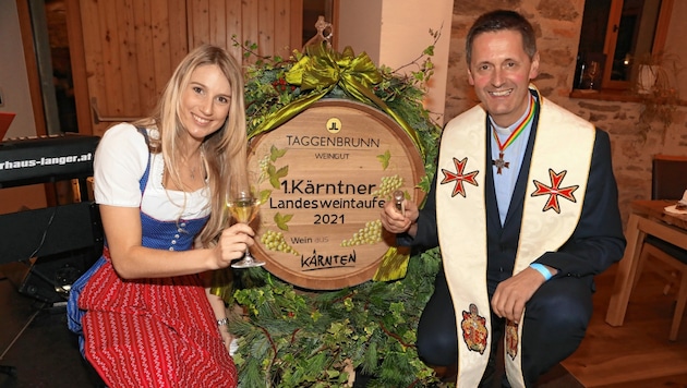 Dompfarrer Peter Allmaier nahm mit Weinpatin Gasser die erste Kärntner Landesweintaufe vor. (Bild: Rojsek-Wiedergut Uta)