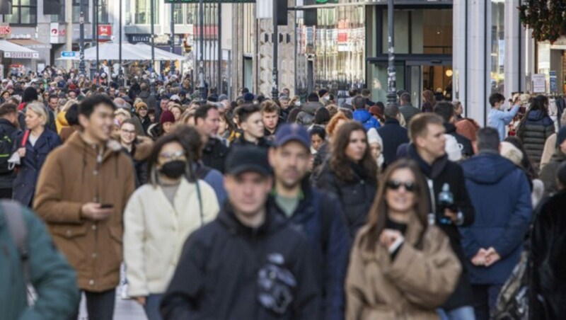 Die Kärntnerstraße am Samstag (Bild: APA/TOBIAS STEINMAURER)