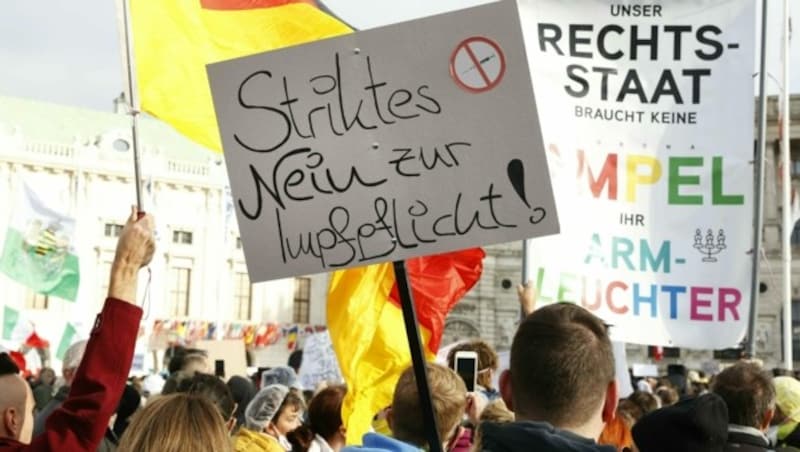 40.000 Teilnehmer wälzten sich großteils ohne Masken am 20. November durch die Innenstadt und machten ihrem Ärger Luft. (Bild: APA/Florian Wieser)