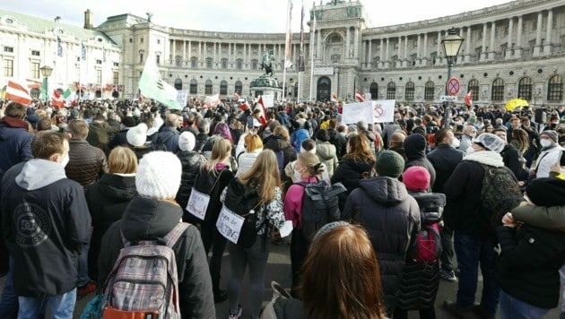 Unter den Demonstranten waren Rechtsradikale, aber natürlich auch viele „normale“ Bürger. (Bild: APA/Florian Wieser)