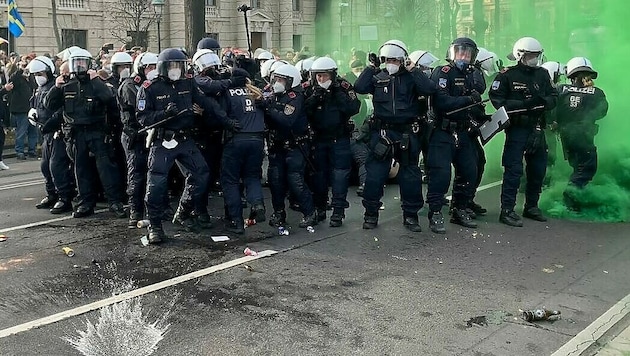 Bei den Demos geraten Polizisten nicht selten unter Druck (Bild: krone.tv)