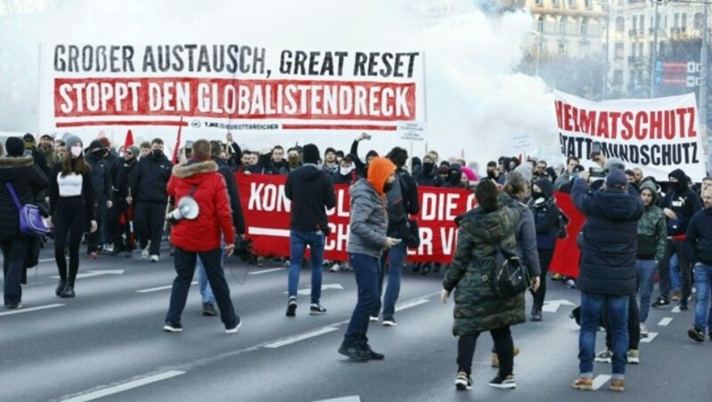 Bei der Großdemo am Wochenende in Wien gab es auch rechtsextreme Botschaften. (Bild: APA/Florian Wieser)