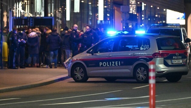In der Nacht auf den 25. November 2018 wurde Michael Perauer in der Innsbrucker Bogenmeile von einem Afghanen (24) ermordet. Dieser rammte ihm ein Messer in den Hals. (Bild: Liebl Daniel)