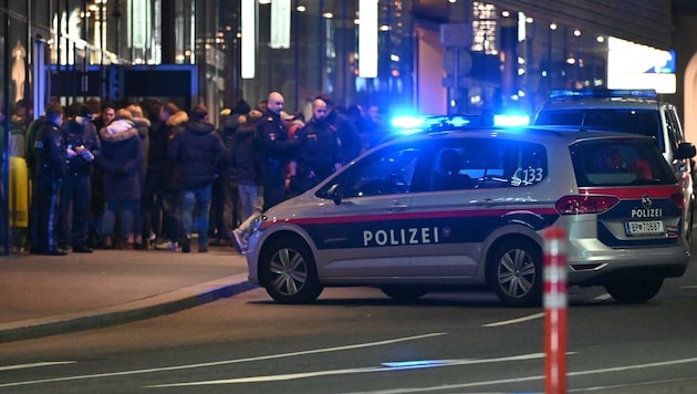 In der Nacht auf den 25. November 2018 wurde Michael Perauer in der Innsbrucker Bogenmeile von einem Afghanen (24) ermordet. Dieser rammte ihm ein Messer in den Hals. (Bild: Liebl Daniel)