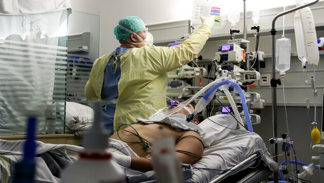 Viele Covid-Patienten müssen lange auf der Intensivstation bleiben (Bild: Tröster Andreas)