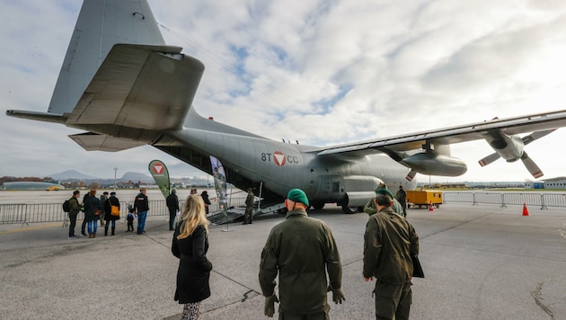 Über 700 Salzburger nutzten die Chance und ließen sich im Militärflugzeug impfen. Die Maschine hat eine Flügelspannweite von 40 Metern, ist fast 12 Meter hoch und erreicht eine Geschwindigkeit von über 600 km/h. (Bild: Tschepp Markus)