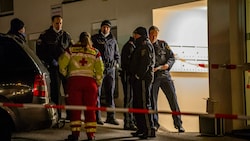 Die Einsatzkräfte von Polizei und Rettung waren vor Ort. (Bild: Zeitungsfoto.at/Team)