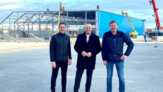 Baubesichtigung mit Bürgermeister Rosner (Mitte) und Christian Resch sowie Johann Benkö vom Eis- und Stocksportverein. (Bild: zVg)