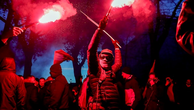 Im ganzen Land kommt es in der Silvesternacht zu Demonstrationen. (Bild: AP)