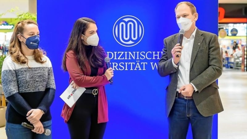 Virologin Monika Redlberger-Fritz und Pharmakologe Markus Zeitlinger (im Bild mit krone.tv-Moderatorin Damita Pressl) informierten Passanten persönlich. (Bild: MedUni Wien/Marko Kovic)