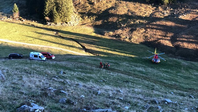 Die Leiche der abgestürzten Frau wurde ins Tal geflogen (Bild: zoom.tirol)