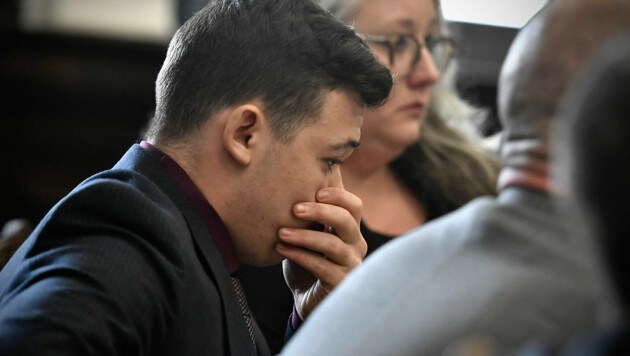 Kyle Rittenhouse brach bei der Urteilsverkündung in Tränen aus. (Bild: APA/Getty Images via AFP/GETTY IMAGES/POOL)