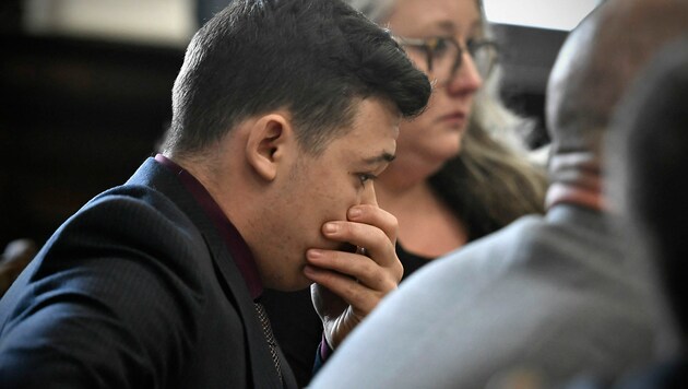 Kyle Rittenhouse brach bei der Urteilsverkündung in Tränen aus. (Bild: APA/Getty Images via AFP/GETTY IMAGES/POOL)