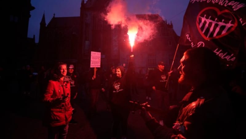 Am Samstag wurde in den Niederlanden erneut gegen die Corona-Maßnahmen protestiert. (Bild: AP)