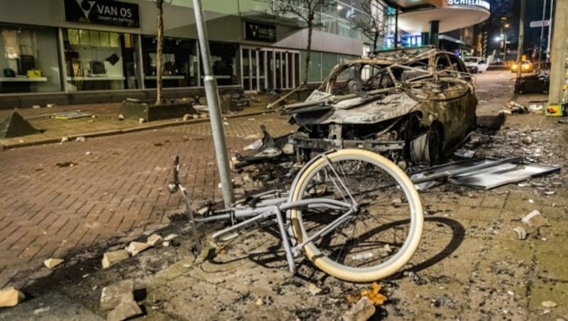 Schon am Freitag kam es in Rotterdam zu schweren Ausschreitungen, Autos und Fahrräder wurden angezündet. (Bild: APA/AFP/ANP/Jeffrey Groeneweg)