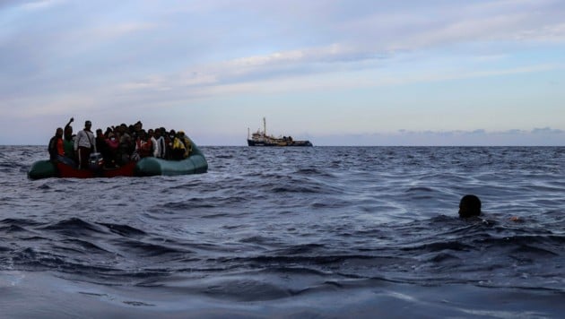 Zahlreiche Migranten versuchen, von Libyen aus in kleinen Booten Europa zu erreichen. Dabei kommt es immer wieder zu tödlichen Unglücken. (Bild: AP)