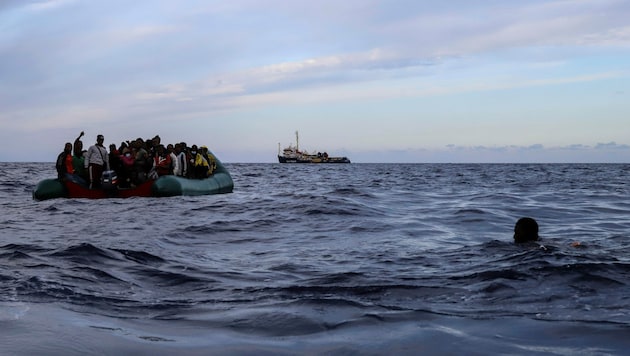 Migranten sind im Mittelmeer oft in komplett überfüllten Booten unterwegs. (Bild: AP)