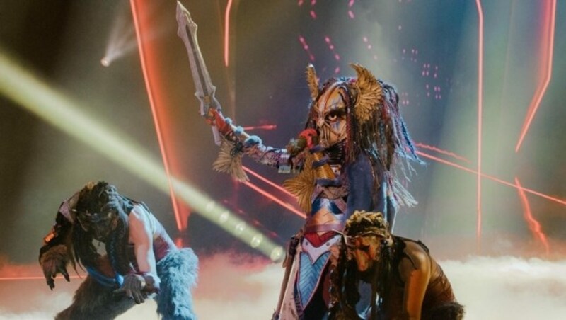 Stürmer als Heldin, mit Schwert und wilder Haarpracht. (Bild: Facebook/The Masked Singer Germany)