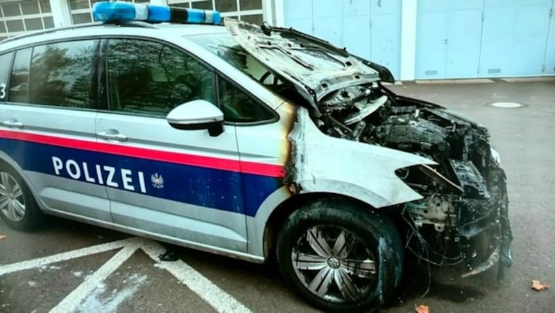 Im November brannte ein Polizeiauto in Linz. Die Täter gaben zu, dass sie Polizisten im Visier hatten. (Bild: BMI)