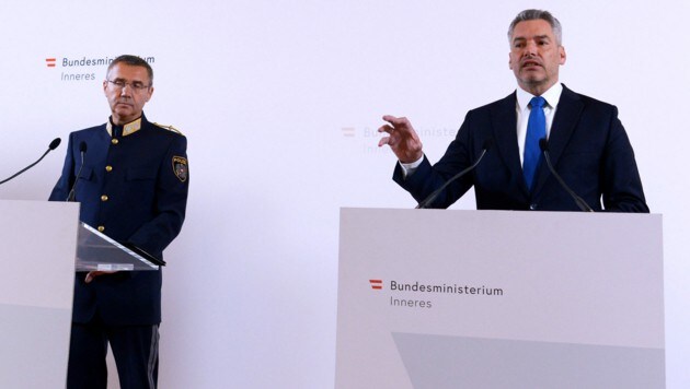 Innenminister Karl Nehammer (re.) und der Wiener Landespolizei-Vizepräsident Franz Eigner (Bild: APA/HERBERT PFARRHOFER)