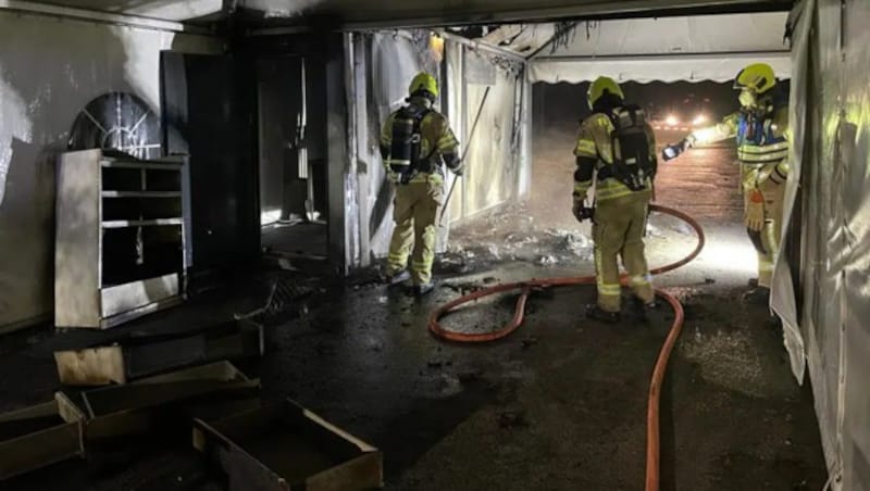 In Gronau unweit von Münster brannte Sonntagfrüh eine Corona-Teststation. Ein Pavillon und ein Container wurden beschädigt. (Bild: Feuerwehr Gronau)