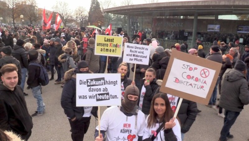 Die Demo-Teilnehmer am Bregenzer Hafen. (Bild: Maurice Shourot)