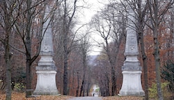Die beiden Obelisken im Schwarzenbergpark soll Maria Theresia einst für eine Schaukel verwendet haben. (Bild: Reinhard HOLL)
