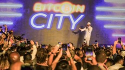 Präsident Bukele inszenierte seine Bitcoin-Investorenwoche wie ein Musikfestival. (Bild: twitter.com/PresidenciaSV)
