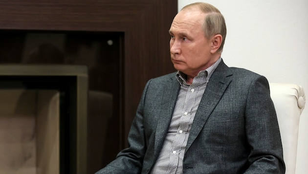 Präsident Wladimir Putin hat sich erneut nicht vor laufender Kamera impfen lassen. (Bild: AP)