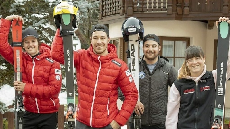 Mathias Graf (2. v. li.) wechselte vor der Saison 2021/22 ebenso wie Nicolas Lussnig (l.), Claudio Andreatta (2. v re.) und Sonja Gigler (r. ) von den Alpinen zu den Skicrossern (Bild: Maurice Shourot)