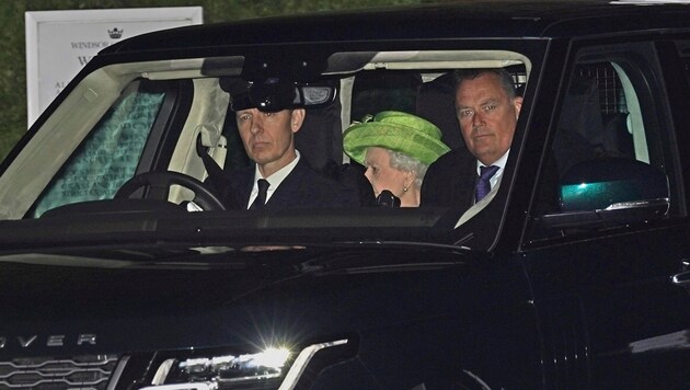 Queen Elizabeth wurde auf dem Weg zur doppelten royalen Taufe von Fotografen geknipst. (Bild: AP)