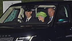 Queen Elizabeth wurde auf dem Weg zur doppelten royalen Taufe von Fotografen geknipst. (Bild: AP)