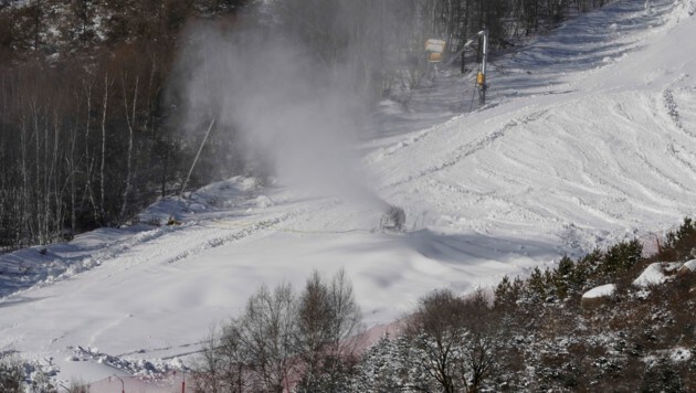 Bei eisigen Temperaturen liefen die Schneekanonen in den Olympischen Skigebieten für die Spiele von Peking zuletzt auf Hochtouren. (Bild: AP)