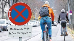 Radfahren im Winter hat seine Tücken - der VCÖ gibt Tipps, um auf dem Drahtesel sicher durch Schnee und Eis zu kommen. (Bild: Reinhard Holl, Krone KREATIV)