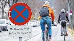 Radfahren im Winter hat seine Tücken - der VCÖ gibt Tipps, um auf dem Drahtesel sicher durch Schnee und Eis zu kommen. (Bild: Reinhard Holl, Krone KREATIV)