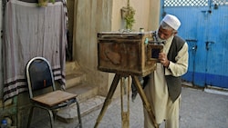 Die machthabenden Taliban haben in Afghanistan Filme verboten, in denen Frauen eine Rolle spielen, die den islamischen Werten widersprechen. (Bild: AFP)