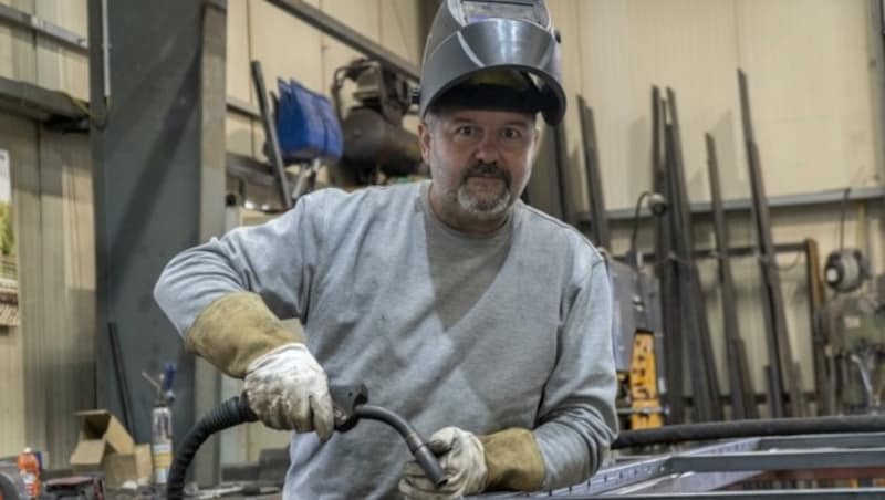 Bernhard Jank nützt aktuell jede freie Minute, um mit Bruder Norbert den Fuhrpark des Eisteams winterfit zu machen. (Bild: Wallner Hannes)