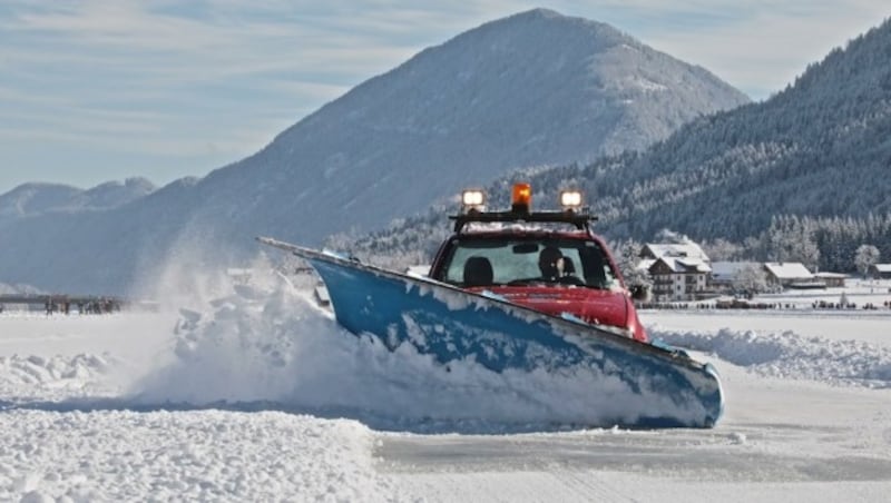 Auf dem Weißensee-Eis kommen hauptsächlich Ford Fiestas als Räumfahrzeuge zum Einsatz. (Bild: Wallner Hannes/Kronenzeitung)