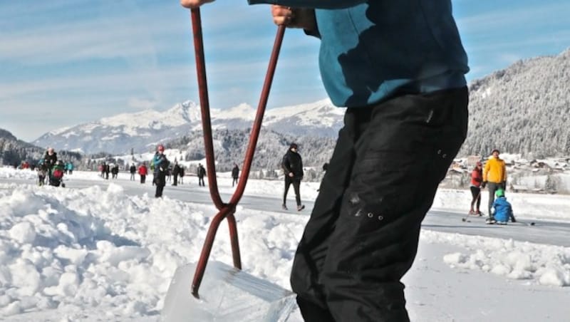 Regelmäßig wird die Eisstärke kontrolliert, um jederzeit die Sicherheit der Eisläufer garantieren zu können. (Bild: Wallner Hannes/Kronenzeitung)