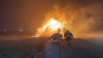 Rettungskräfte der FF Wr. Neustadt beim Löschen des brennenden Hubschraubers (Bild: APA/PRESSETEAM FF WR. NEUSTADT)