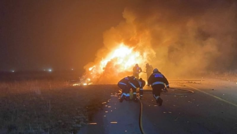 Rettungskräfte der FF Wr. Neustadt beim Löschen des brennenden Hubschraubers (Bild: APA/PRESSETEAM FF WR. NEUSTADT)