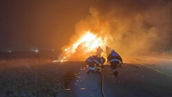 Rettungskräfte der FF Wr. Neustadt beim Löschen des brennenden Hubschraubers (Bild: APA/PRESSETEAM FF WR. NEUSTADT)
