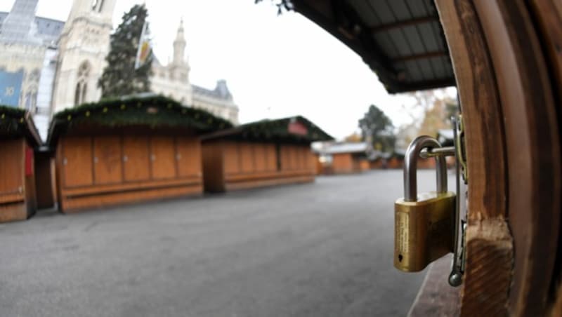 Die Weihnachtsmarkt-Areale sind offen, die Stände aber natürlich geschlossen. (Bild: APA/ROLAND SCHLAGER)