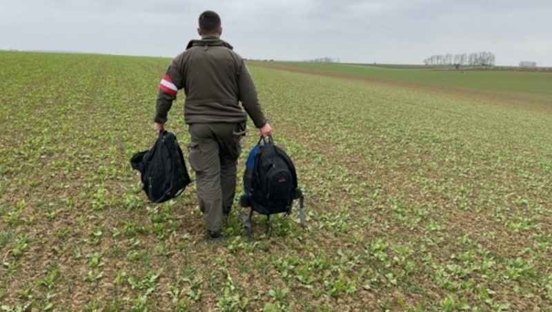 Soldaten sammelten die weggeworfenen Rucksäcke ein. (Bild: Schulter Christian)