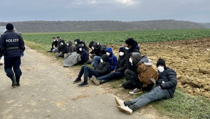 15 Flüchtlinge aus Afghanistan, Irak und Syrien konnten Polizei und Bundesheer bei Nikitsch im Burgenland aufgreifen. (Bild: Schulter Christian)