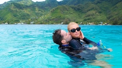 Paris Hilton und Carter Reum starten ihre Flitterwochen-Weltreise auf Bora Bora. (Bild: www.instagram.com/parishilton)