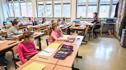 Charlotte Toth-Kanyak, Direktorin der Volksschulen in Eisenstadt und St. Georgen, ist vom hohen Zuspruch zum Präsenzunterricht nicht überrascht. „Kinder wollen immer spielen und mit anderen lernen - auch mit Maske.“ (Bild: Markus Wenzel)