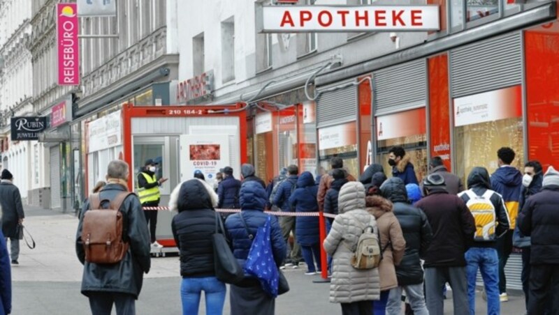 Vor der Apotheke in Favoriten standen die Menschen Schlange zum Testen. (Bild: Klemens Groh)