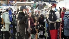 Vergangenen Winter gab es viel Andrang in Österreichs Skigebieten. Auch im jetzigen Lockdown ist Skifahren erlaubt. (Bild: APA/JOHANN STROH)